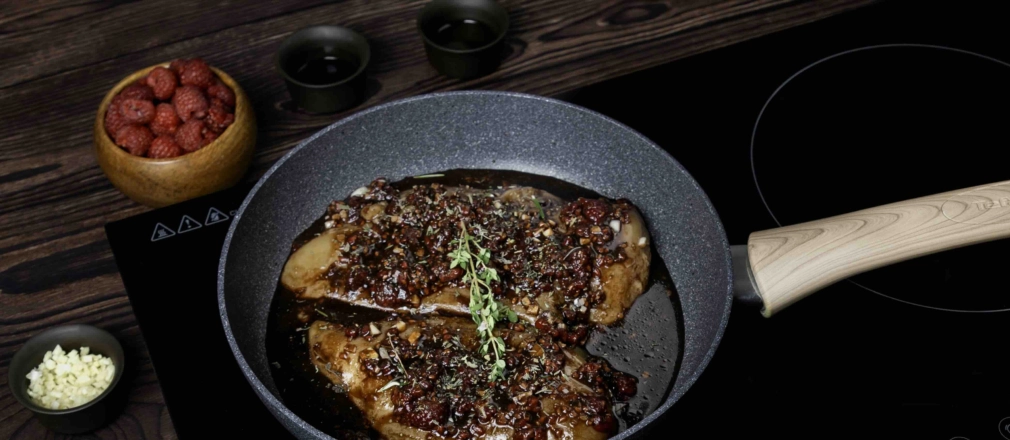 Chicken with balsamic sauce and raspberries 05