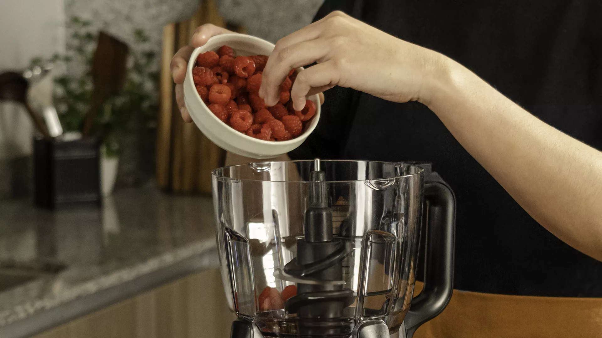Oli By Nutrioli Recipe Book Recipe01 Raspberry Salad03 Process01