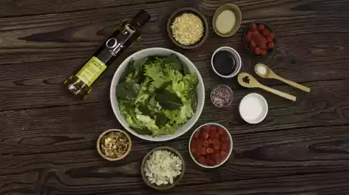 Green salad with raspberry walnut and vinaigrette