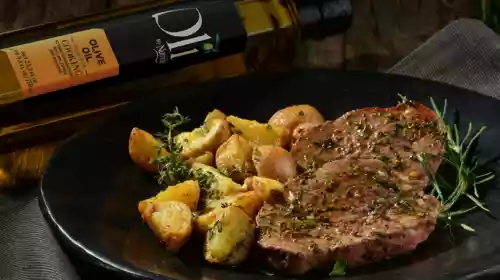 Beef steak with garlic potatoes