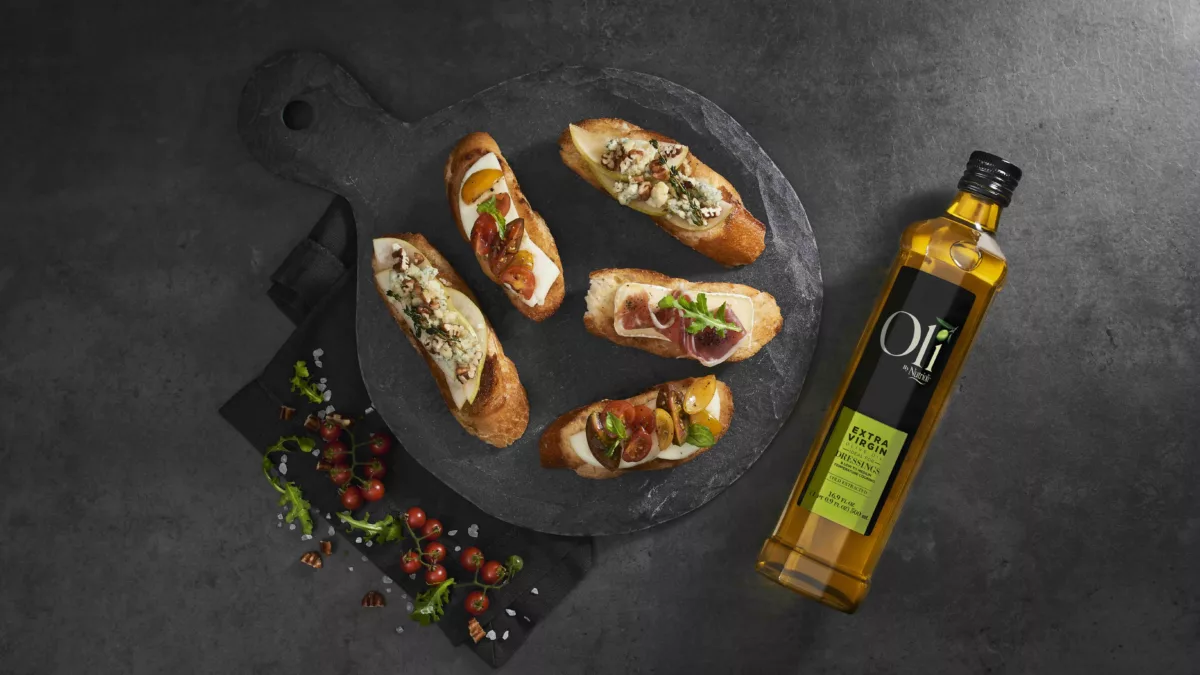 Montaditos with pear, brie chase and caprese