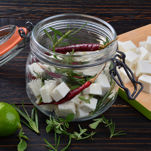Paso 3 - Queso feta, aceitunas y chiles marinados