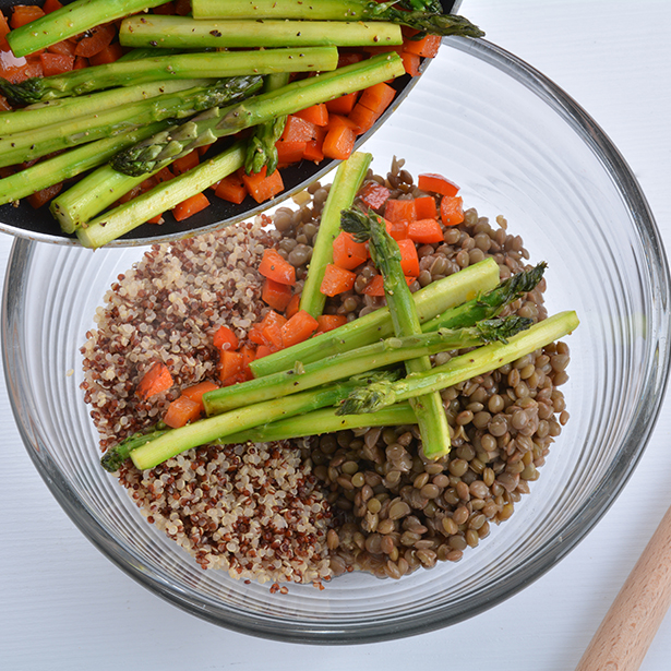 Paso 3 - Ensalada de quinoa con lentejas, espárragos, menta