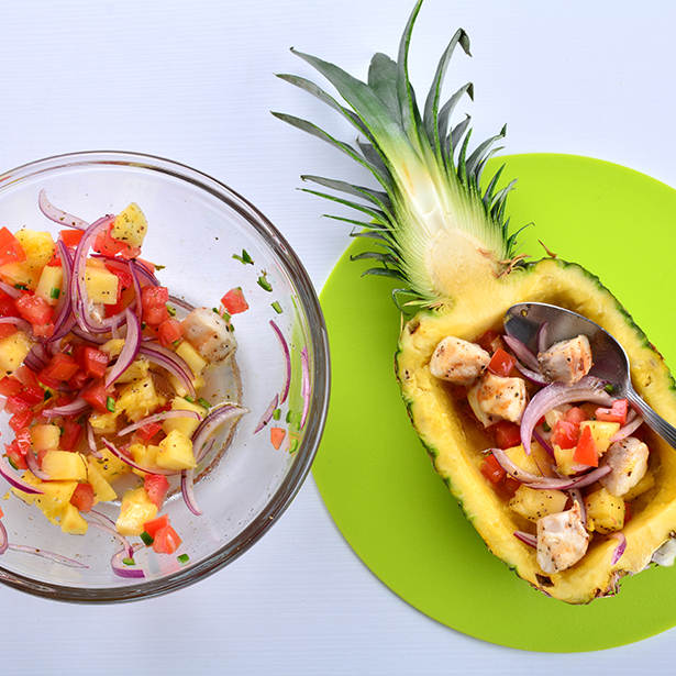 Paso 3 - Piña rellena de ensalada de pescado