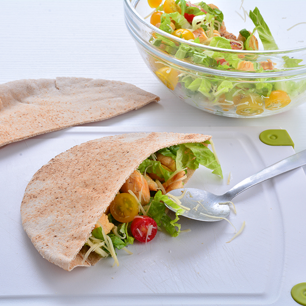 Paso 3 - Pita integral de ensalada César con pollo