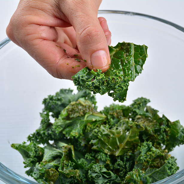 Paso 2 - Ensalada de kale, quínoa y blueberries.