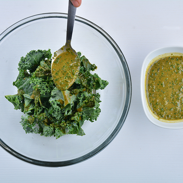 Paso 3 - Ensalada de kale, quínoa y blueberries.