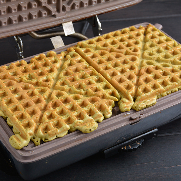 Paso 3 - Waffle de matcha con arándanos y frambuesas.