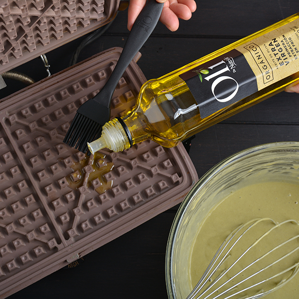 Paso 2 - Waffle de matcha con arándanos y frambuesas.