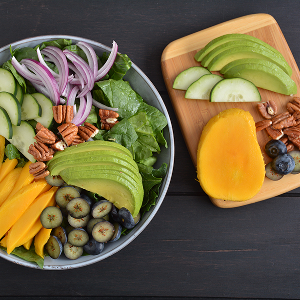 Paso 1 - Ensalada de espinacas con moras, nueces y aguacate