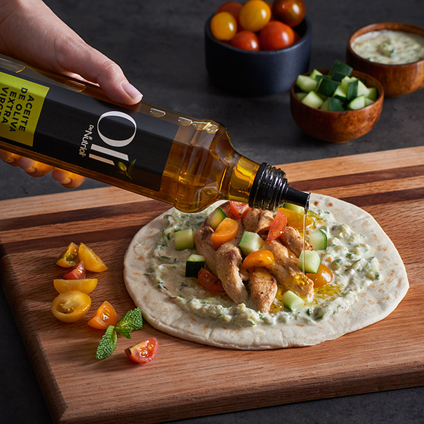 Paso 3 - Gyro de pollo con salsa Tzatziqui picante